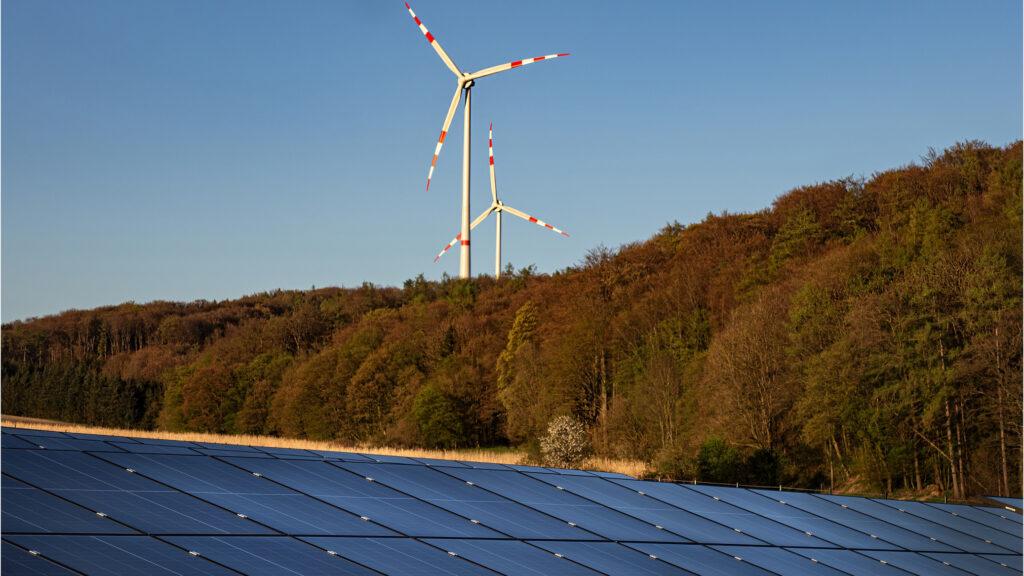 Strom aus Photovoltaik- und aus Windkraftanlagen