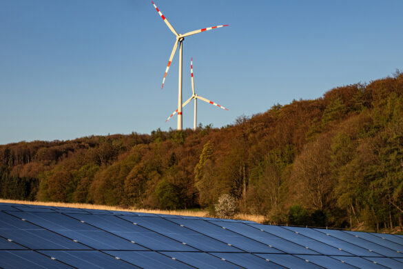 Strom aus Photovoltaik- und aus Windkraftanlagen