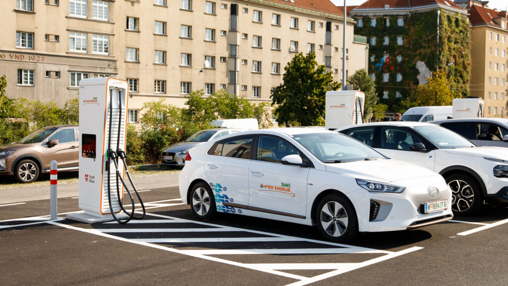 Elektroauto an einer Ladestation
