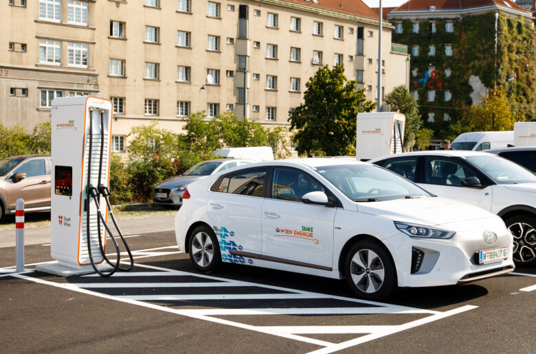 Elektroauto an einer Ladestation