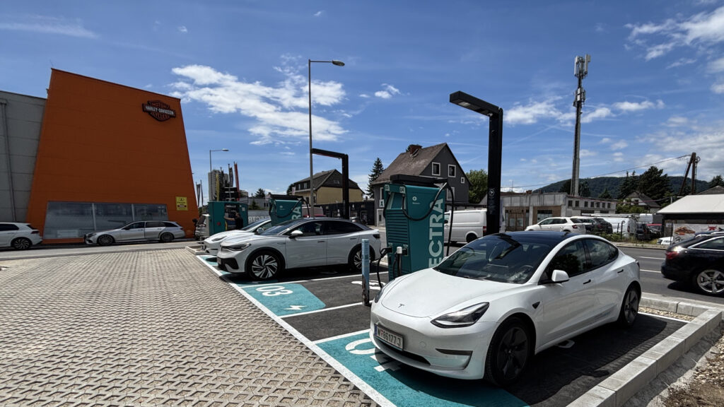 2 E-Autos werden an Ladestationen aufgeladen