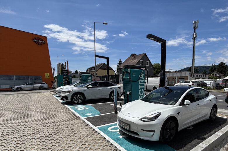 2 E-Autos werden an Ladestationen aufgeladen