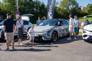 Besucher und Familien sehen sich Elektroautos bei der Eröffnung des Ladeparks Amstetten an.