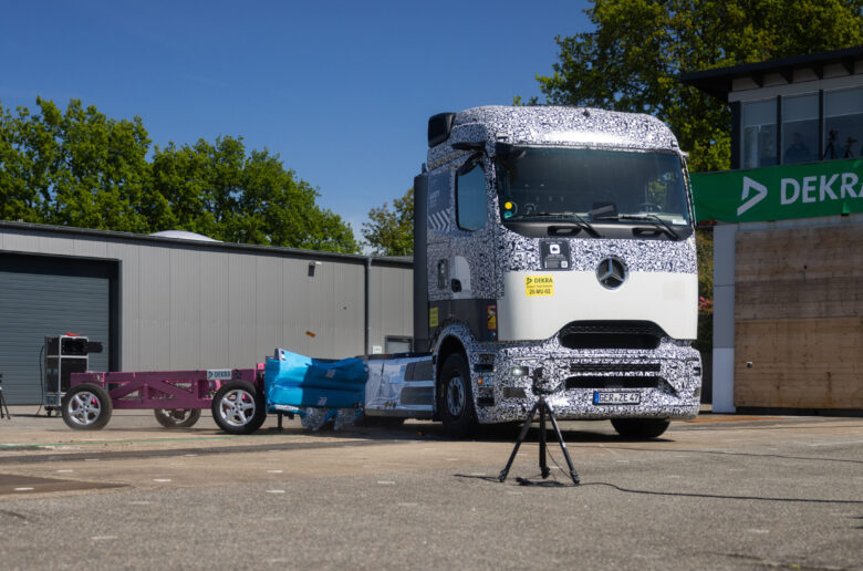 Ein Mercedes-Benz eActros 600 während eines seitlichen Crash-Tests auf dem DEKRA-Testgelände in Neumünster. Das Testfahrzeug wird von einer Aufprallvorrichtung getroffen.