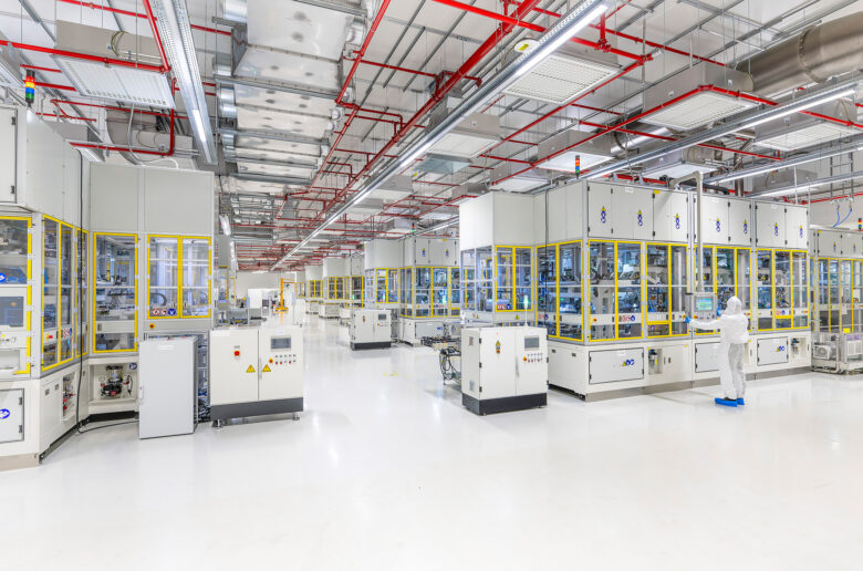 Innenansicht der PowerCo-Gigafabrik in Salzgitter mit hochautomatisierten Produktionsanlagen für Batteriezellen und Mitarbeitenden im Reinraum.