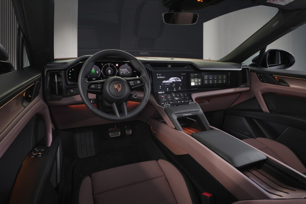 Innenraumansicht des Porsche Cayenne Turbo Electric mit sportlicher Ausstattung und digitalem Bedienkonzept.