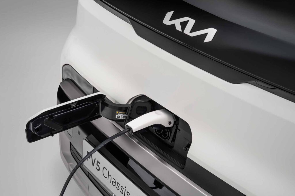 Ladeanschluss des Kia PV5 Chassis Cab beim Schnellladen mit angeschlossenem Ladekabel.