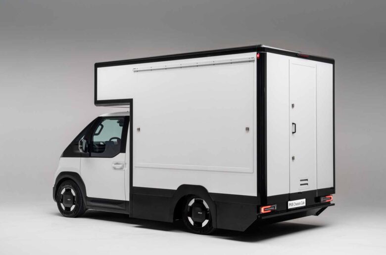 Kia PV5 Chassis Cab mit geschlossenem Kofferaufbau in Studioansicht von vorne schräg.