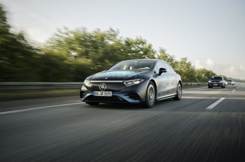 Ein Mercedes-EQS-Prototyp mit Festkörperbatterie fährt während einer Testfahrt auf einer Autobahn.