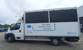 Weißer Lieferwagen mit großen Solarmodulen an der Seitenfläche und dem Schriftzug We make trucks love the sun.