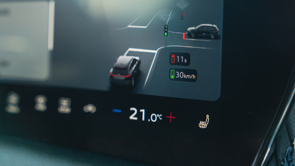 Ampelassistent im digitalen Cockpit: Eine vernetzte Ampel meldet „rot noch 11 Sekunden“, die Geschwindigkeitsempfehlung lautet 30 km/h. Das Fokus-Schlüsselwort steht damit ganz vorne, und der Text beschreibt weiterhin, was auf dem Bild zu sehen ist. Achten Sie darauf, dass das Bild auch im Beitragstext eingefügt ist, im Abschnitt „Zwei Funktionen, ein Ziel: kein unnötiges Bremsen“. Bei Yoast zählt ein reines Beitragsbild für diese Prüfung meist nicht, nur ein Bild im Inhalt.