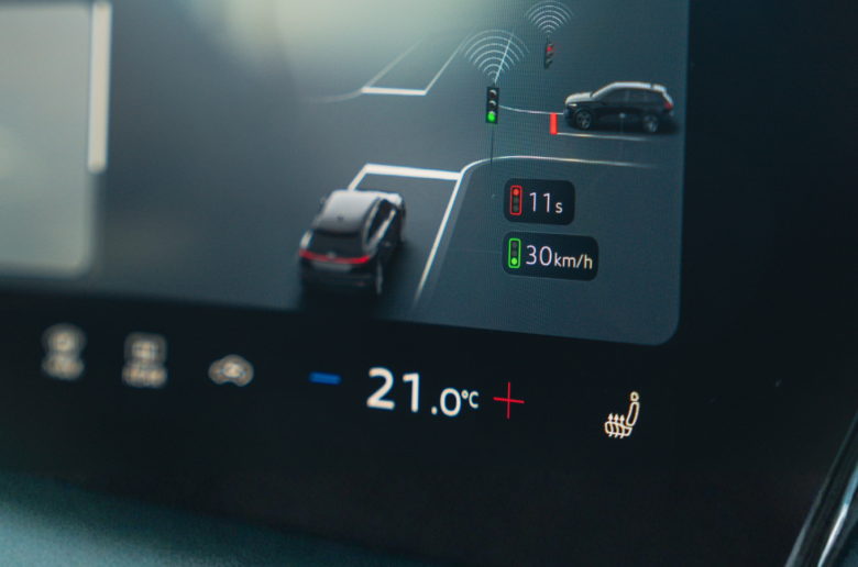 Ampelassistent im digitalen Cockpit: Eine vernetzte Ampel meldet „rot noch 11 Sekunden“, die Geschwindigkeitsempfehlung lautet 30 km/h. Das Fokus-Schlüsselwort steht damit ganz vorne, und der Text beschreibt weiterhin, was auf dem Bild zu sehen ist. Achten Sie darauf, dass das Bild auch im Beitragstext eingefügt ist, im Abschnitt „Zwei Funktionen, ein Ziel: kein unnötiges Bremsen“. Bei Yoast zählt ein reines Beitragsbild für diese Prüfung meist nicht, nur ein Bild im Inhalt.