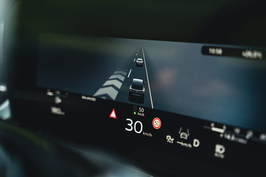 Fahrerdisplay mit einer aktuellen Geschwindigkeit von 30 km/h und daneben einem grünen Ampelsymbol mit der Empfehlung 50 km/h.